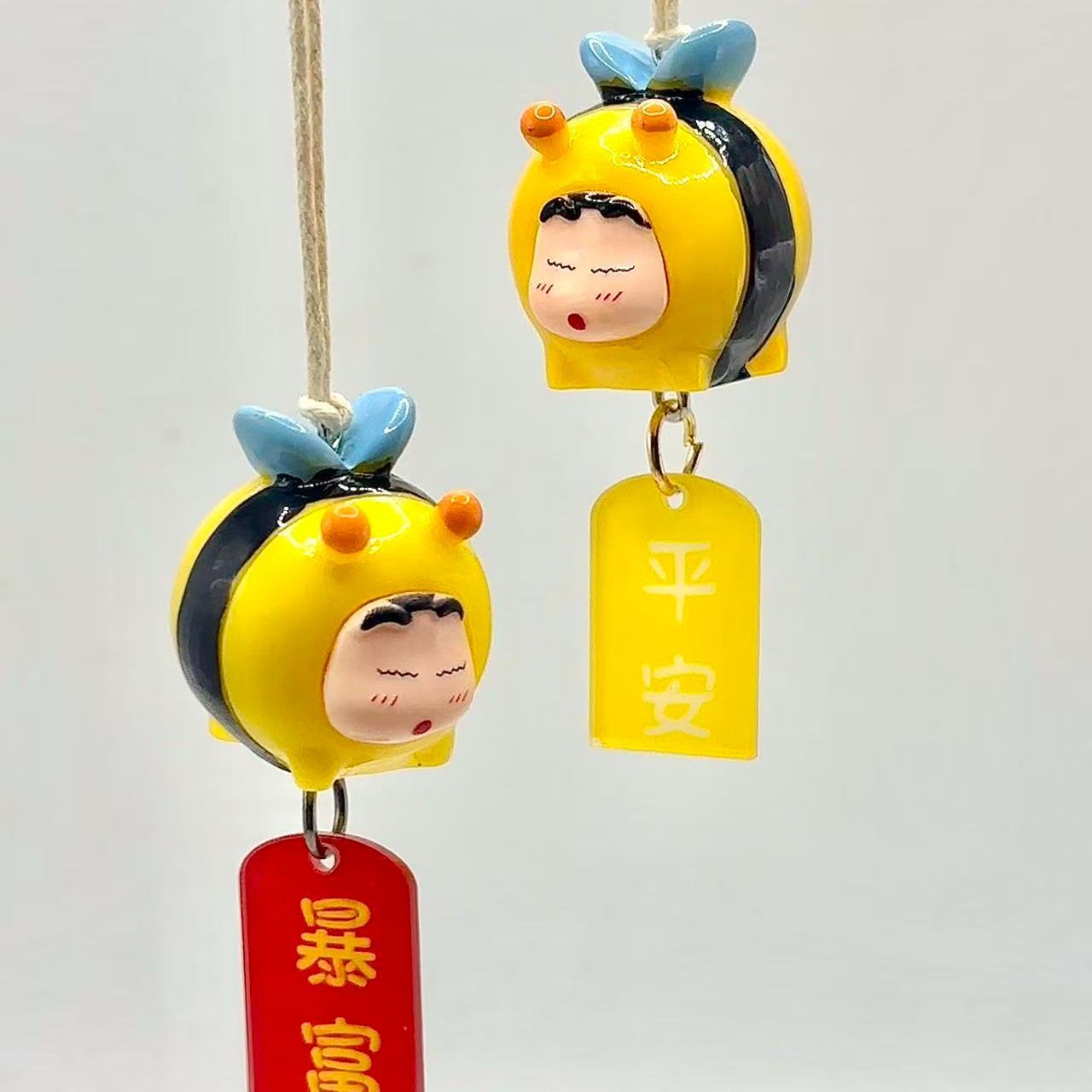 Car Accessories Decoration - クレヨンしんちゃん ハチのコスプレフィギュア 車用吊り下げペンダント バックミラーオーナメント 車内装飾 ラッキーデコレーション