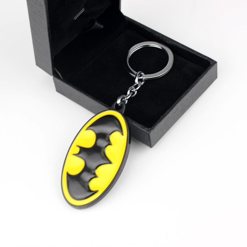 クリエイティブな黒と黄色の楕円形の金属製キーホルダー、バット - Car Accessories Gifts For Men のレビューと価格