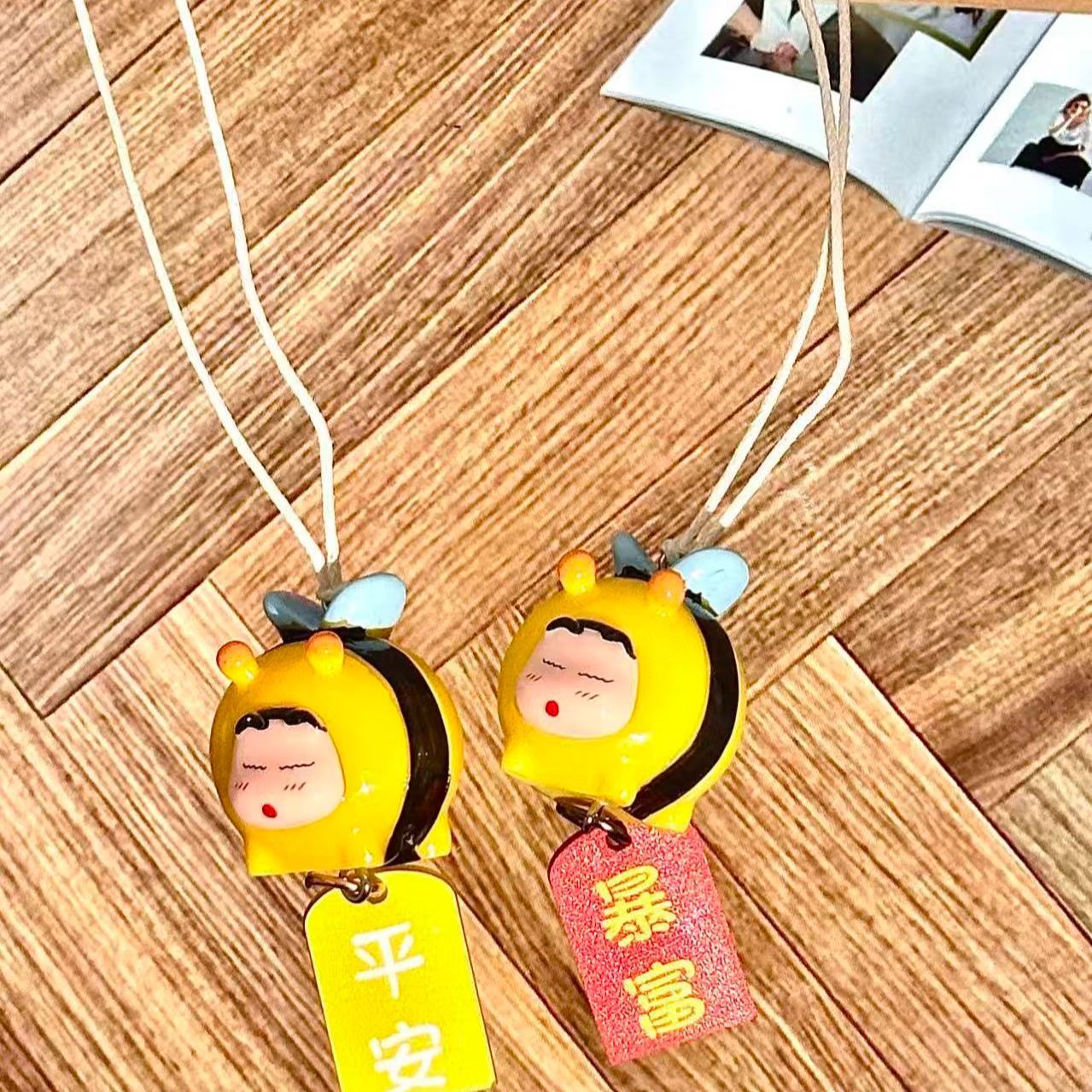クレヨンしんちゃん ハチのコスプレフィギュア 車用吊り下げペ - Car Accessories Decoration のレビューと価格