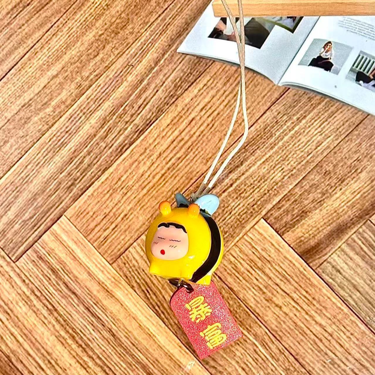 クレヨンしんちゃん ハチのコスプレフィギュア 車用吊り下げペ - Car Accessories Decoration のレビューと価格