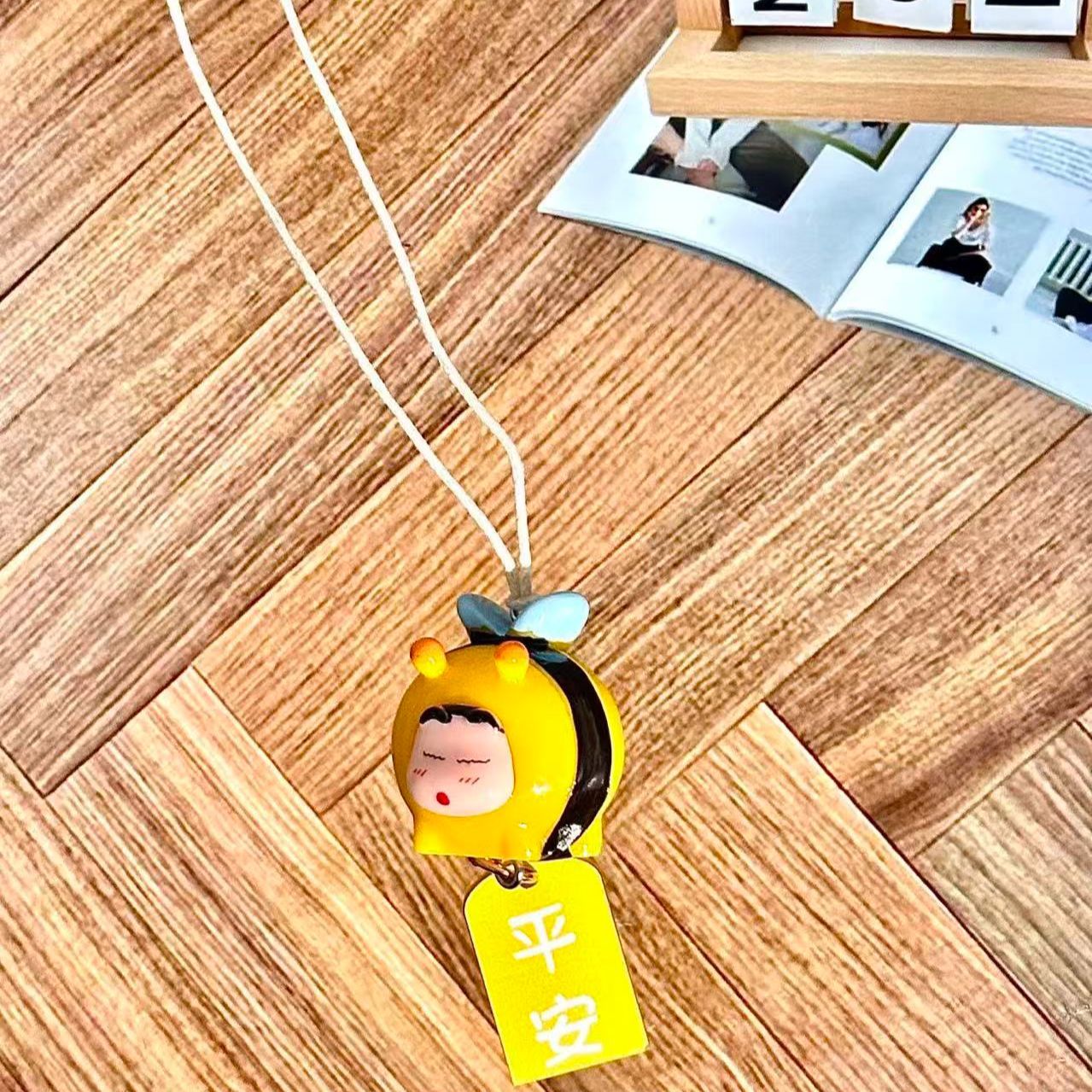 クレヨンしんちゃん ハチのコスプレフィギュア 車用吊り下げペ - Car Accessories Decoration のレビューと価格